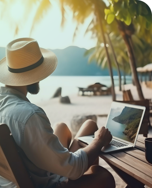 Pihenés a tengerparton laptoppal